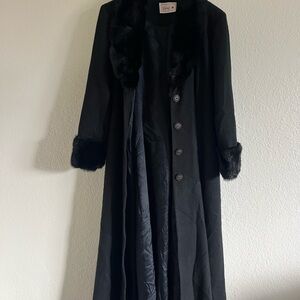 Elegant Black Trench Coat with Faux Fur Trim